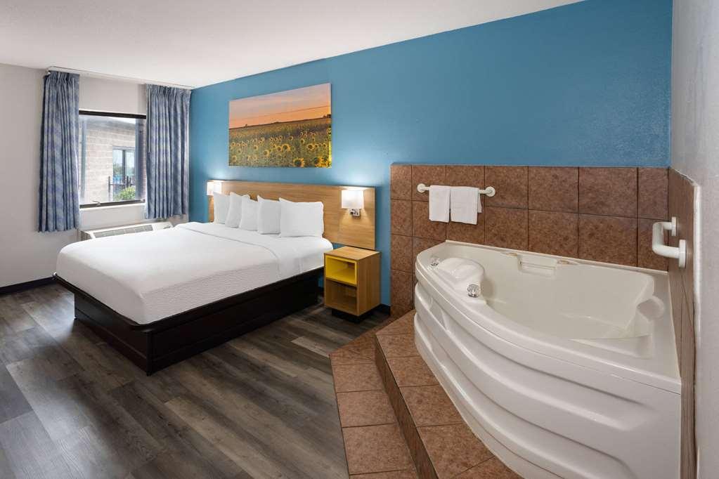 Days Inn & Suites By Wyndham Northwest Indianapolis Bilik gambar