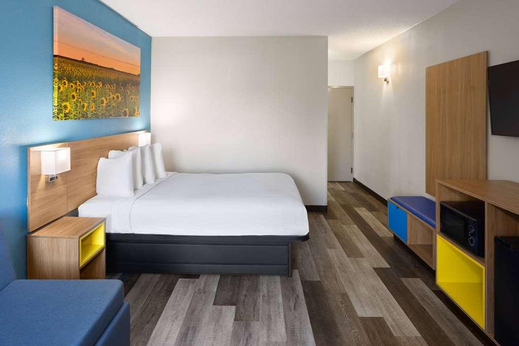 Days Inn & Suites By Wyndham Northwest Indianapolis Bilik gambar