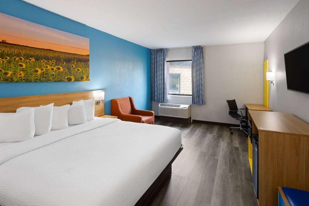 Days Inn & Suites By Wyndham Northwest Indianapolis Bilik gambar